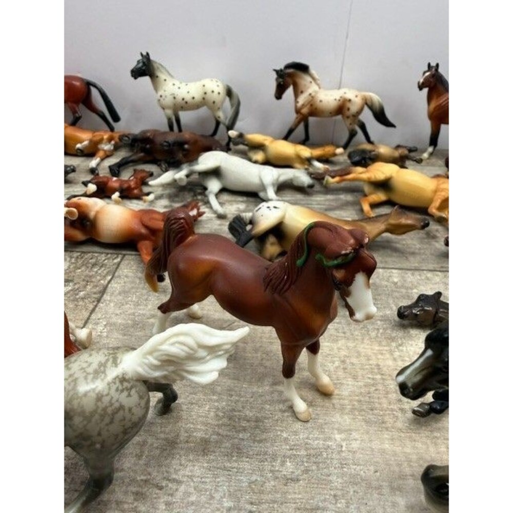 Huge Lot Of 44 Breyer Reeves Horses Stablemates 1/32 Assorted - Picture 5 of 10